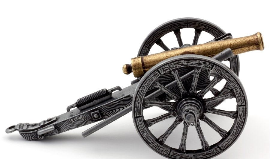 Model of a cannon on wheels with a white background
